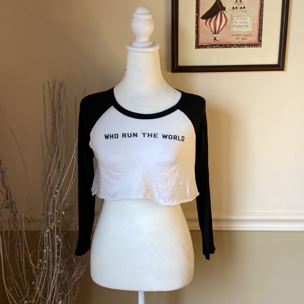 AKIRA Chicago Cropped Raglan Logo T-Shirt